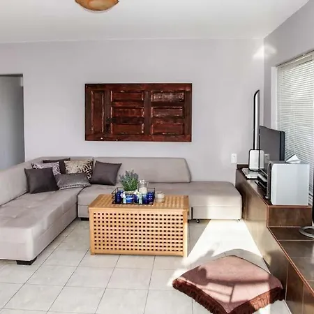 Sleeps 8 Pool Air Con Wifi
