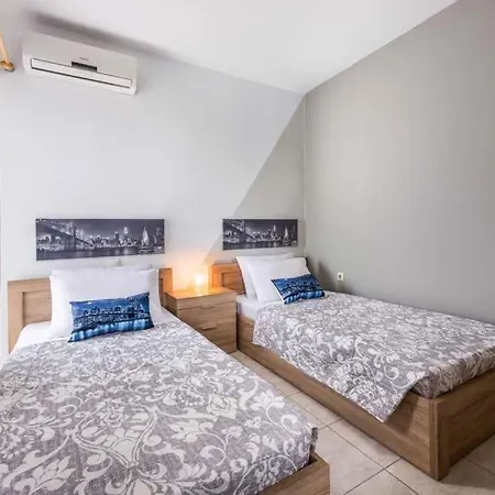 Sleeps 8 Pool Air Con Wifi Afantou