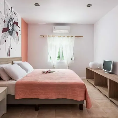 Sleeps 8 Pool Air Con Wifi