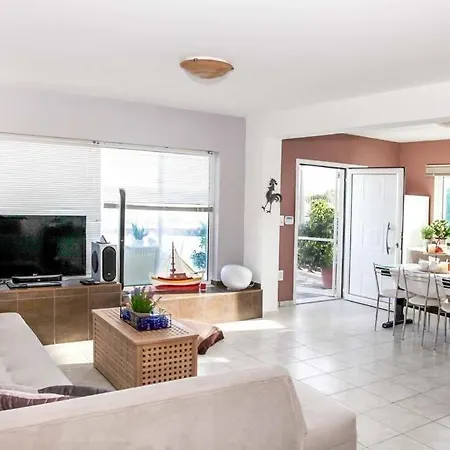 Sleeps 8 Pool Air Con Wifi Afantou